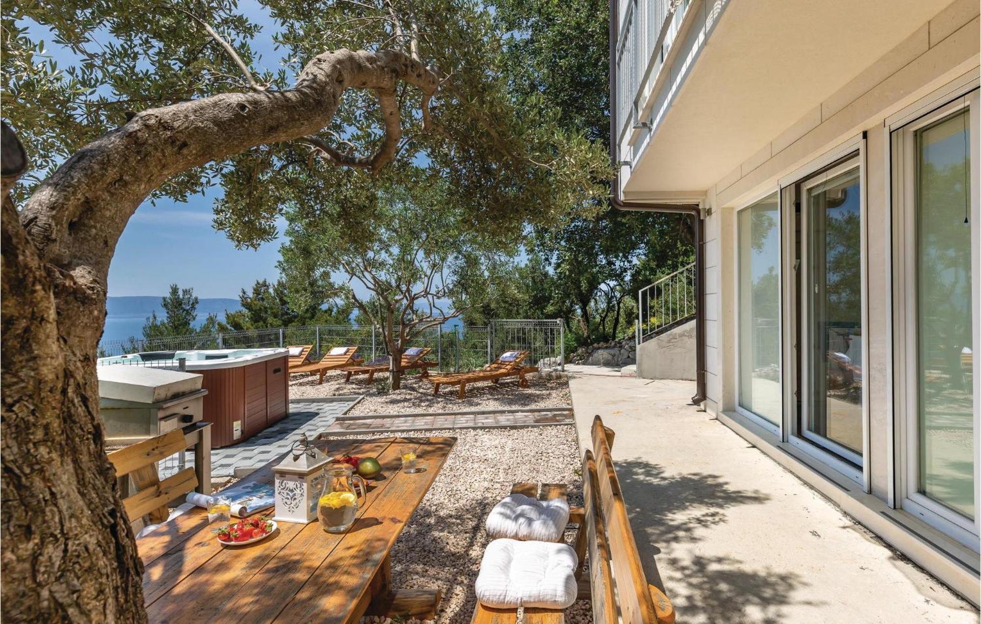 Gorgeous Home In Podgora With Jacuzzi Экстерьер фото